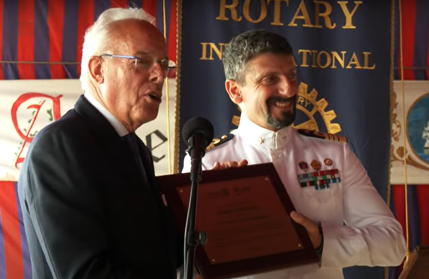 Il Governatore Arlandini consegna una PHF alla Vespucci e all’Ammiraglio Credendino